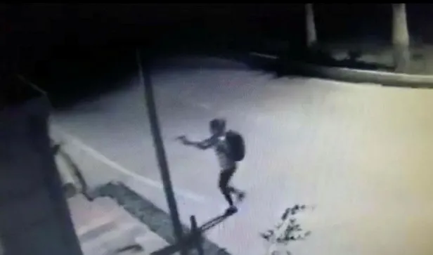 Son dakika: Mersin Mezitli'deki polisevine alçak saldırı! Kadın teröristlerin bomba düzeneğini bıraktıkları anlar ortaya çıktı-2