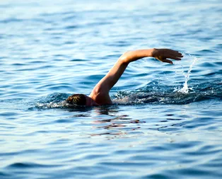 Rüyada yüzdüğünü görmek ne anlama gelir?