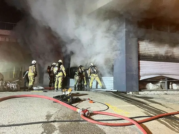 tuzlada-korku-dolu-anlar-alevler-kisa-surede-buyudu-1670359369159.jpeg Tuzla'da korku dolu anlar! Alevler kısa sürede büyüdü-3