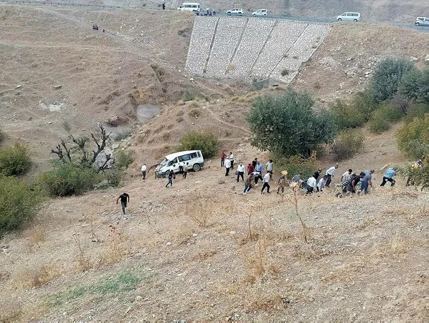 batmanda-kaza-iscileri-tasiyan-midibus-ucuruma-yuvarlandi-1664986297117.jpeg Batman'da kaza! İşçileri taşıyan midibüs uçuruma yuvarlandı-3