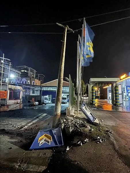 1707802249680.jpeg Bursa'da tur otobüsü aydınlatma direğine çarptı: 10 yaralı-5