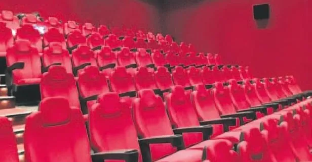 Sinemada koltuğa sıkışan adam öldü