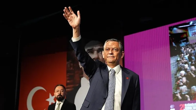 deprem-bolgesinde-yine-algi-operasyonu-cop-konteyneriyle-ovunen-ozgur-ozelin-yaptik-dedigi-projeler-ortada-yok-1770744920226.jpeg Deprem bölgesinde yine algı operasyonu: Çöp konteyneriyle övünen Özgür Özel'in "yaptık" dediği projeler ortada yok-2