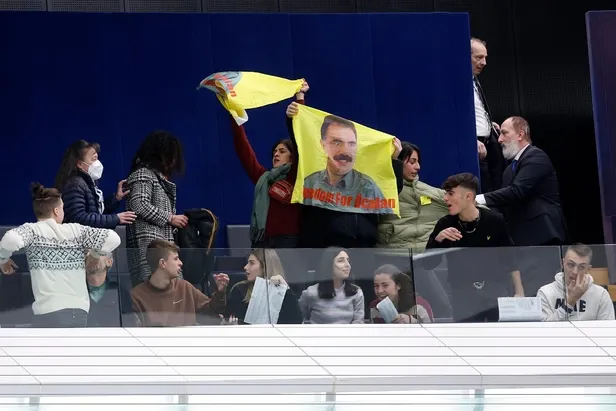 avrupa-parlamentosunda-rezil-goruntuler-pkkli-teoristler-terorist-basi-abdullah-ocalanin-pacavralarini-asti-1676491849559.jpeg Avrupa Parlamentosu'nda rezil görüntüler! PKK'lı teröristler terörist başı Abdullah Öcalan'ın paçavralarını astı-2