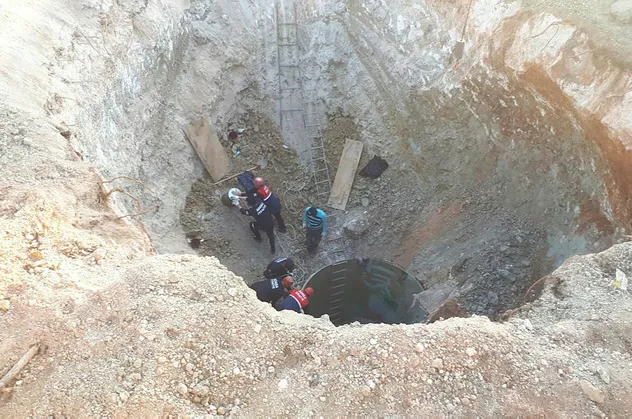 Kuyu çöktü: 2 işçi toprak altında kaldı