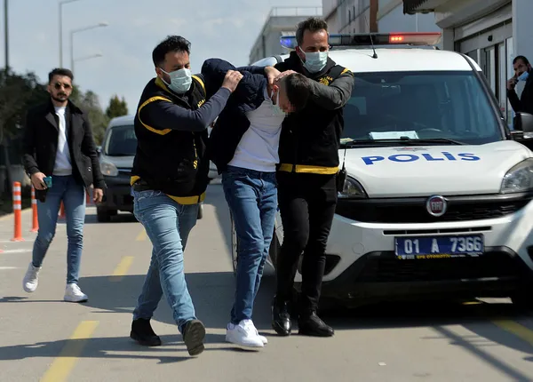 adanada-okulun-kadin-guvenlik-gorevlisini-kaciran-zanli-tutuklandi-1647587175238.jpg Adana'da okulun kadın güvenlik görevlisini kaçıran zanlı tutuklandı-2