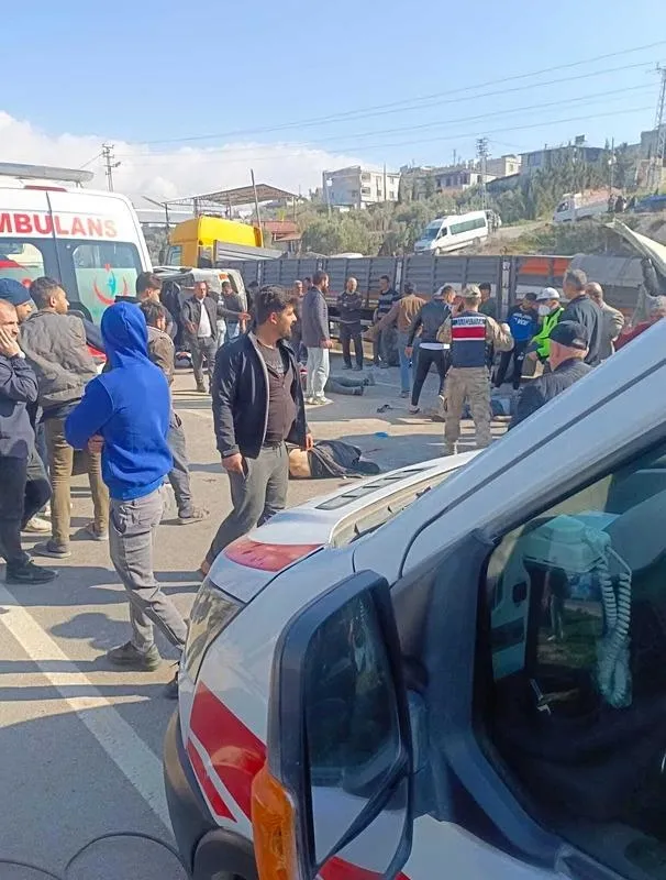 hatayda-feci-kaza-isci-sevisi-ile-tir-carpisti-olu-ve-yaralilar-var-1740838706043.jpeg Hatay'da işçi servisi ile tır çarpıştı (Fotoğraf: DHA)