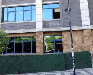 Avcılarda dolap sallanınca deprem olduğunu zanneden kadın pencereden atladı