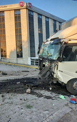 Yalova'da kontrolden çıkan kamyon önce iş yerine daldı ardından 2 araca çarptı