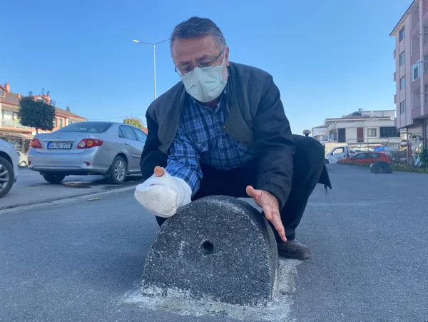 sakarya-erenlerde-59-yasindaki-bir-kisi-yola-konulan-mantar-taslara-6-kez-takilarak-dustu-en-sonunda-kolunu-kesti-1607600149166.jpg Sakarya Erenler'de 59 yaşındaki bir kişi yola konulan mantar taşlara 6 kez takılarak düştü en sonunda kolunu kesti-6