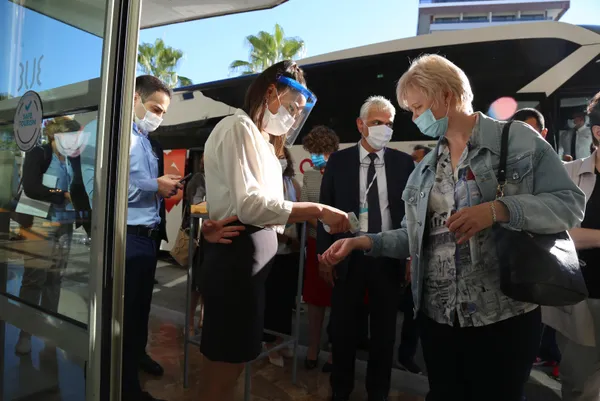 koronavirus-nedeniyle-turkiyeye-kisitlama-uygulayan-rusyada-gelen-heyet-antalyada-turizm-tesislerini-inceliyor-1623931028766.jpg Koronavirüs nedeniyle Türkiye'ye kısıtlama uygulayan Rusya'da gelen heyet Antalya'da turizm tesislerini inceliyor-5