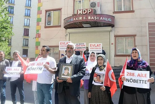 diyarbakirda-evlat-nobeti-tutan-aile-sayisi-288-oldu-1652359088973.jpeg Diyarbakır'da evlat nöbeti tutan aile sayısı 288 oldu!-1