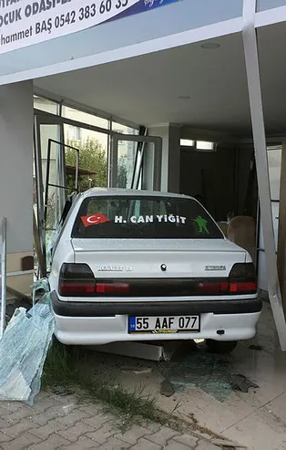 Kontrolden çıkan araç mobilya dükkanına daldı