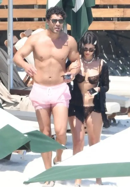 Ali Öner ve Zeynep Atılgan'dan el ele AVM turu: "Yeni sezona hazırlanıyoruz"-3