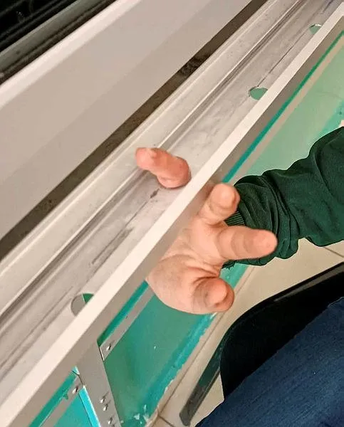 burdurda-ogrencinin-parmagi-akilli-tahtaya-sikisti-1715161386141.jpeg Burdur'da öğrencinin parmağı akıllı tahtaya sıkıştı-2