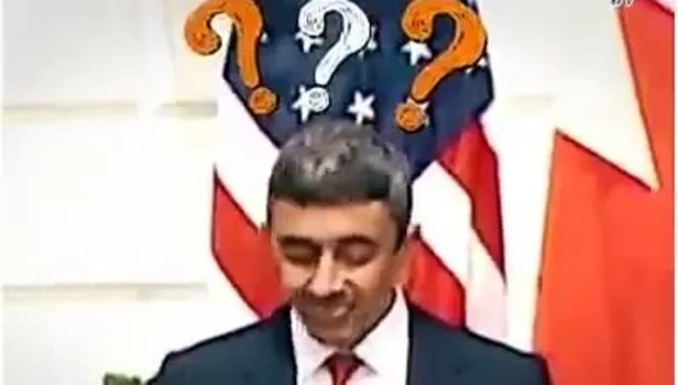 BAE Dışişleri Bakanı Al Nahyan'ın ihanet anlaşması metnine boş gözlerle bakması alay konusu oldu