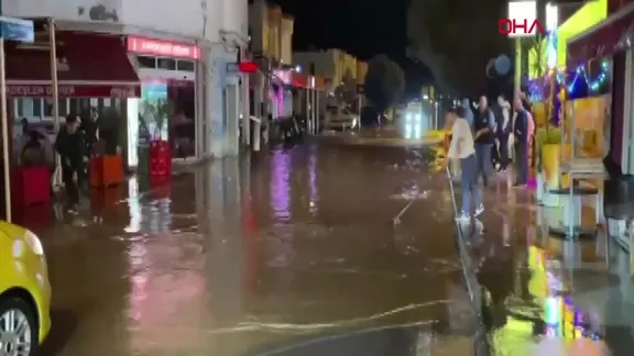 Bodrum'da sağanak: Evin istinat duvarı çöktü yollar göle döndü!