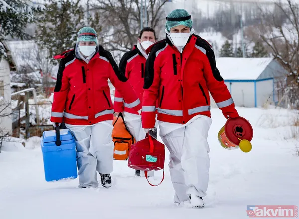 Koronavirüs aşılamaları devam ediyor! Sağlık çalışanları kar kış dinlemiyor! İşte fedakarlığın fotoğrafları - 18