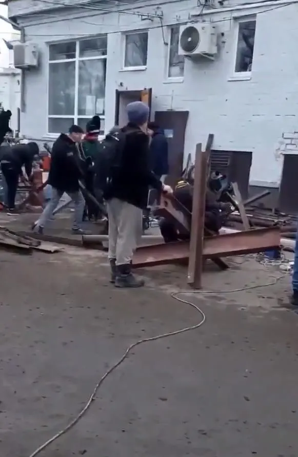 son-dakika-ukraynalilar-meskun-mahal-savasi-veriyor-siviller-barikat-kurup-molotof-kokteyli-yapiyor-1645942903514.jpeg Ukrayna Genelkurmay Başkanlığı paylaştı! Molotofu tankların neresine atmalısınız?-11