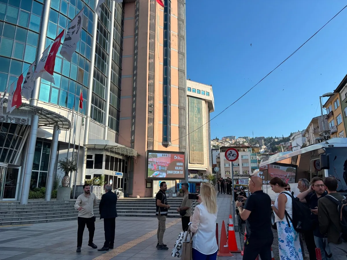 İzmit Belediyesi'ne operasyon (Fotoğraflar İHA ve Takvim Foto Arşivi’nden alınmıştır.)