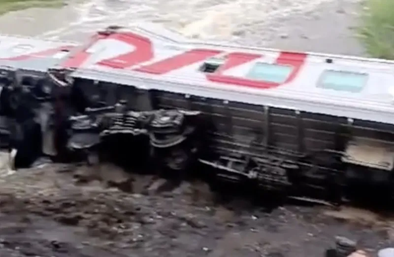rusyada-yolcu-treni-raylardan-cikti-cok-sayida-yarali-var-1719431418072.jpeg Rusya'da yolcu treni raylardan çıktı: Çok sayıda yaralı var-4