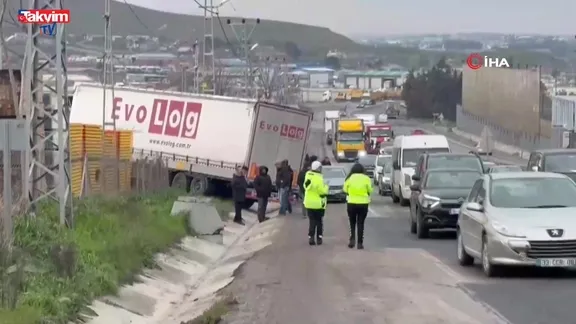 Tırını tamir etmek isterken altında kaldı!