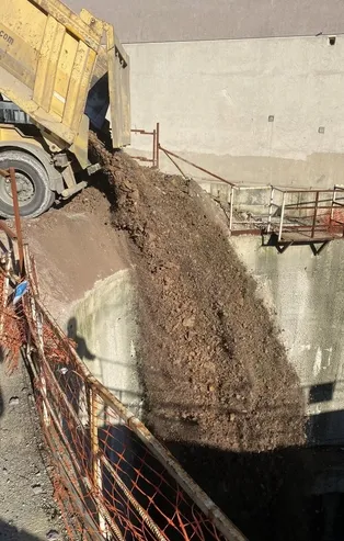 CHP'li İBB, metro hattı için açılan çukurları toprakla kapatıyor