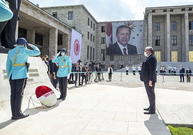 Son dakika: Yeni yasama yılı başlıyor: TBMM'deki Atatürk Anıtı önünde tören düzenlendi-1