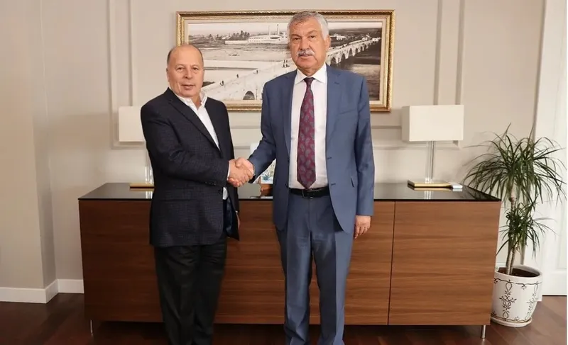 raki-balik-masasinda-fena-kavga-chp-adanada-siyasi-husumet-1775643119585.jpeg Takvim ne yazdıysa o! CHP Adana'daki gruplaşma siyasi husumete döndü: Zeydan Karalar ve Ali Demirçalı'nın ekibi yumruk yumruğa-4