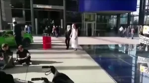 YPG/PKK yandaşları Volkswagen binasına saldırdı