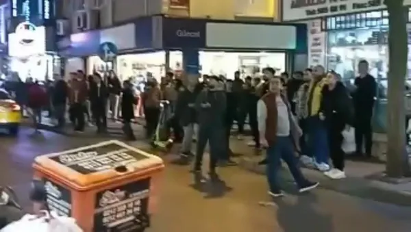 fatihte-restoran-tabelasinin-ustune-cikan-kadin-evdeki-esyalari-sokaga-firlatti-1646394072657.jpg Fatih'te restoran tabelasının üstüne çıkan kadın evdeki eşyaları sokağa fırlattı-6