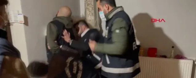 Kadıköy metrosundaki bıçaklı saldırganı polis ekipleri böyle paketledi! Magandanın yakalandığı anlar kamerada