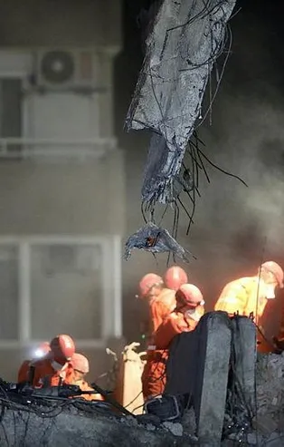 SON DAKİA: İzmir'deki deprem felaketinde can kaybı 100'e yükseldi