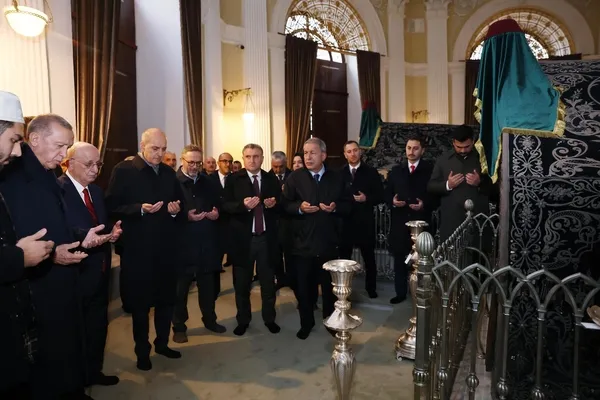 baskan-erdogan-2-abdulhamid-han-turbesini-ziyaret-etti-1700317842269.jpeg