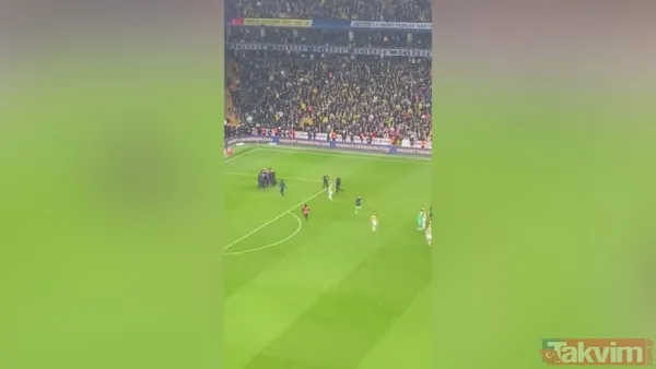 Fenerbahçe - Trabzonspor derbisinde saha karıştı! Hakem Zorbay Küçük'ün üzerine yürüyen taraftarı futbolcular engelledi - 5