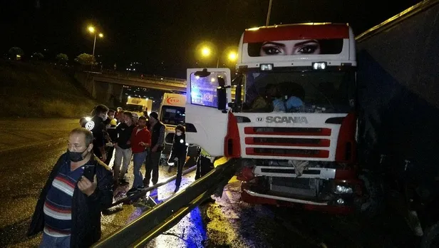 samsunda-bariyerin-saplandigi-tirda-can-pazari-1622933504882.jpeg Samsun'da bariyerin saplandığı tırda can pazarı!-1