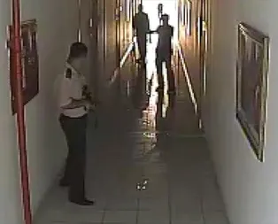 Darbecilerin silahla delil karartma çabası güvenlik kameralarında!