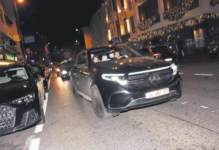 capkinlik-turu-1701641624451.jpeg Tuvana Türkay ile yaşadığı aşkla gündem olan İzzet Antebi çapkınlık turunda! Gizemli bir kadınla fena yakalandı-2