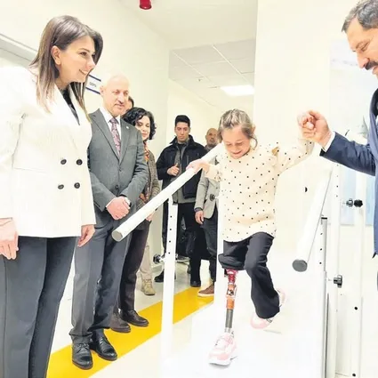 Depremde ailesini ve bacağını kaybeden Zeynep Koyun protez ile yürümeye başladı