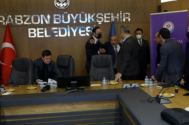 Öfke kontrolü eğitimi imza töreninde kavga çıktı! Yer: Trabzon