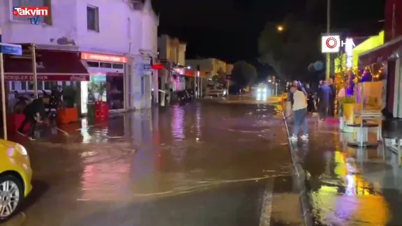 Bodrum'da sağanak yağış: Yollar kapandı, ev ve iş yerlerini su bastı