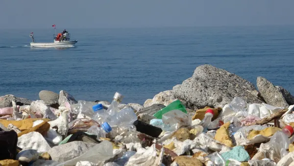 kozlu-sahilindeki-cop-yiginlari-havadan-goruntulendi-1645450179420.jpg Kozlu sahilindeki çöp yığınları havadan görüntülendi!-3