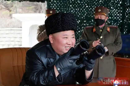 Kuzey Kore lideri Kim Jong-un, füze ateşlemesini Kovid-19’a karşı maske takan askerlerle maskesiz izledi