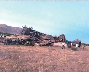 Yük treni devrildi 2 makinist öldü
