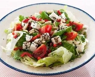 Baharat Soslu Peynirli Salata Tarifi