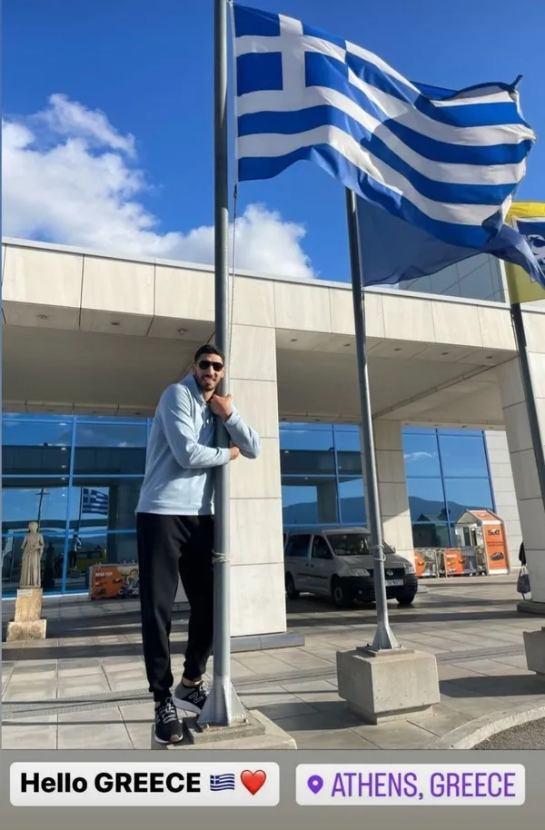 fetocu-enes-kanterin-yunan-sevgisi-once-direge-sonra-papaza-sarildi-1666351606931.jpg FETÖ'cü Enes Kanter'in Yunan sevgisi! Önce direğe sonra papaza sarıldı-2