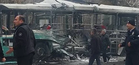 Kayseri Komando Tugay Komutanlığından izne çıkan er ve erbaşları taşıyan özel halk otobüsüne yönelik bombalı araç saldırısında 14 asker şehit oldu, 48'i asker 56 kişi yaralandı