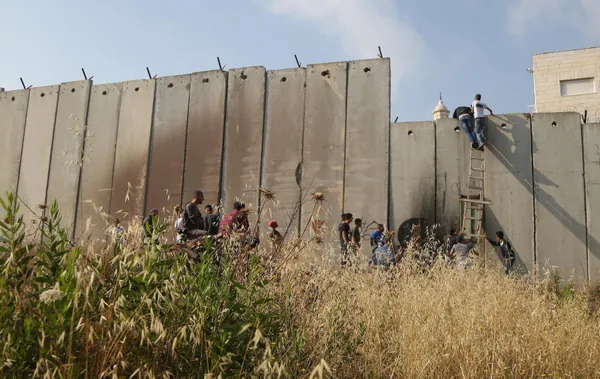 Filistinliler cuma namazı için İsrail'in engellerini böyle aşıyor-5