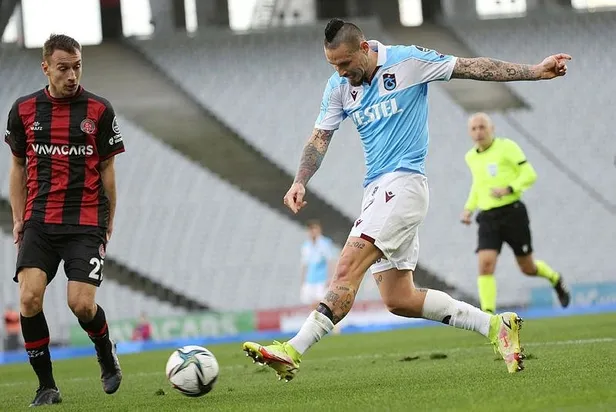 ligde-ust-uste-7-galibiyet-alan-trabzonsporu-rakipleri-durduramiyor-1638134419905.jpeg Zirvede Karadeniz Fırtınası var! Trabzonspor Karagümrük engelini aşarak ligde namağlup ilerliyor-9