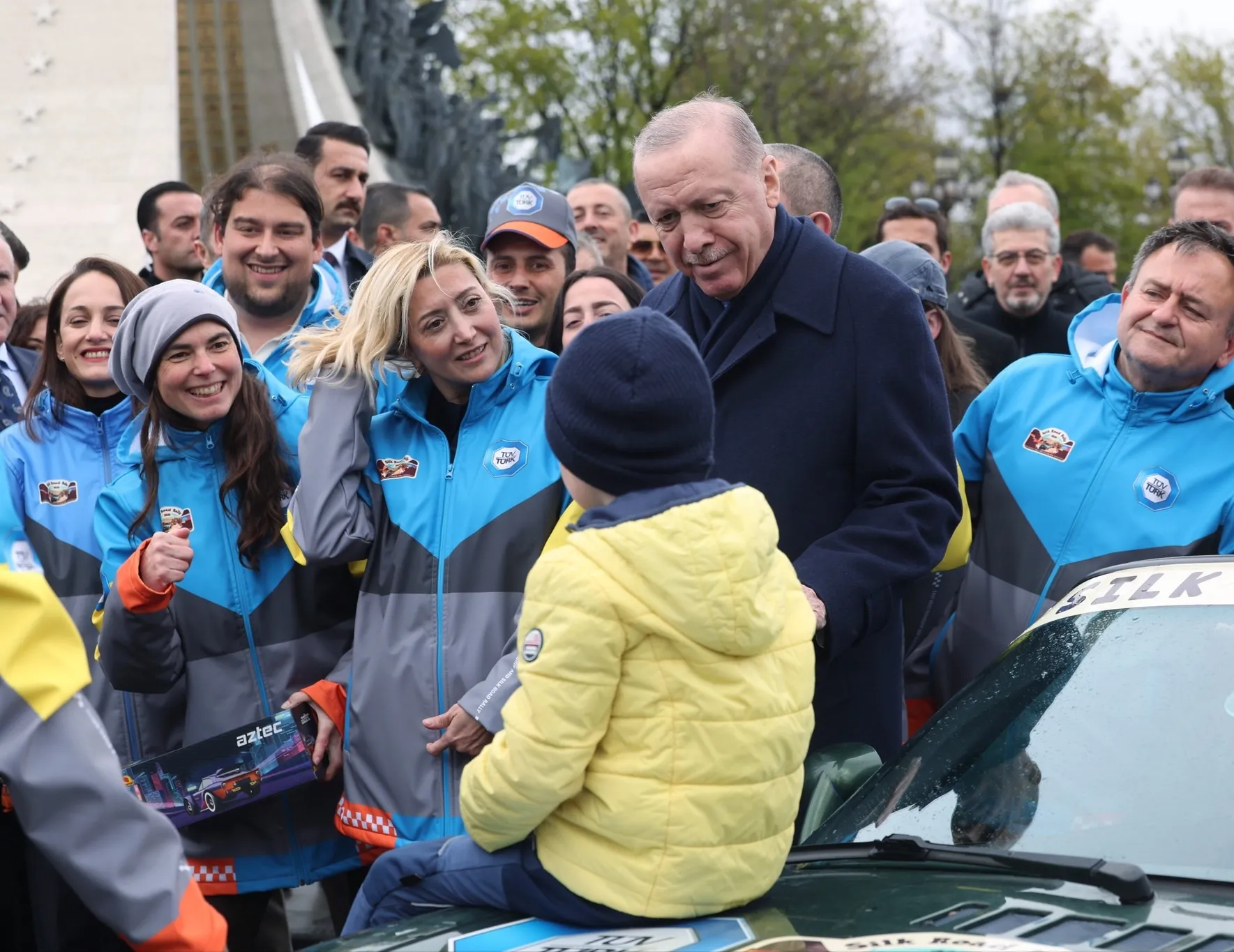 Külliye önünde renkli buluşma: Başkan Erdoğan İpek Yolu Rallisi katılımcılarıyla bir araya geldi